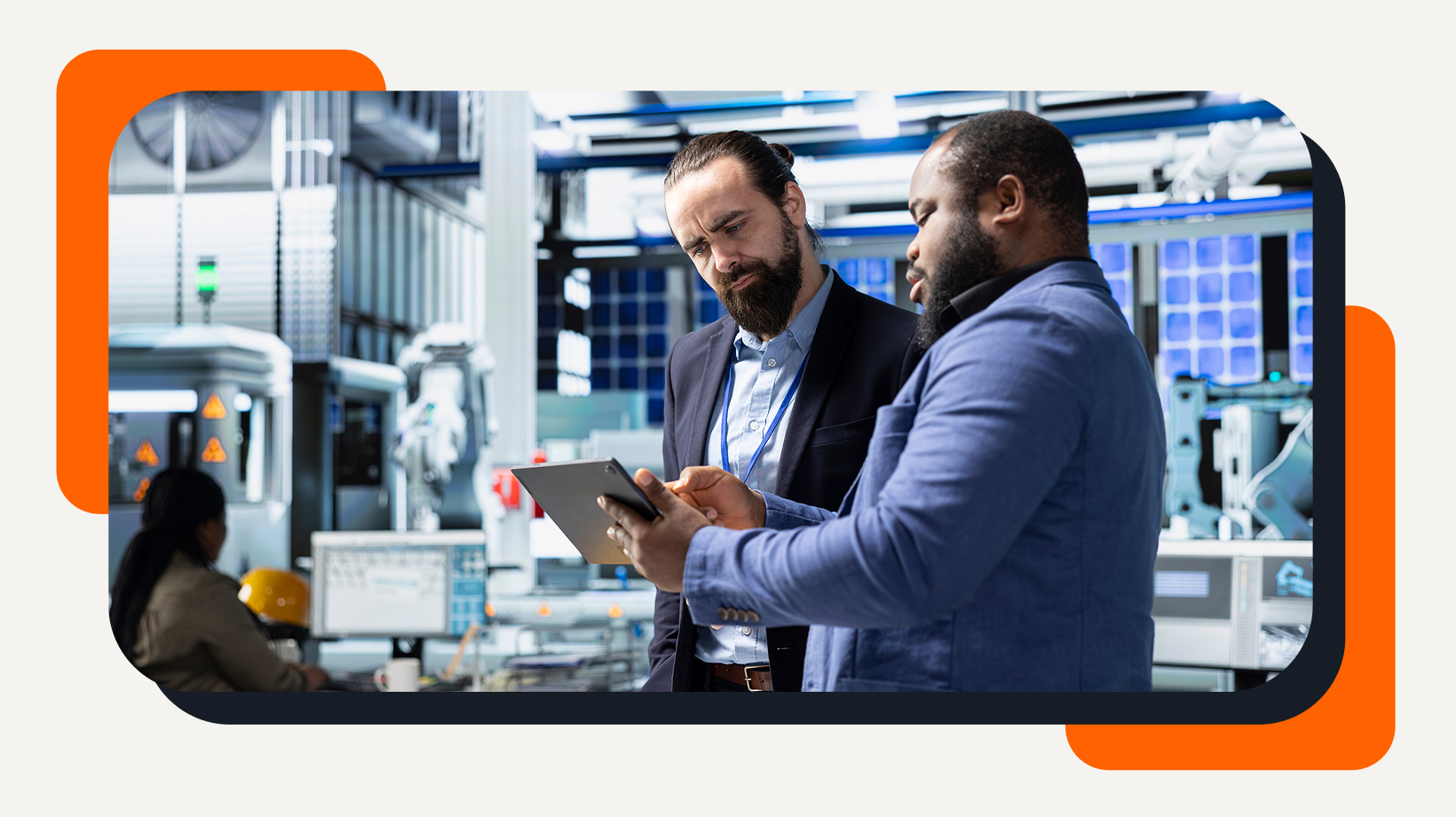 dos profesionales analizando el gasto en una tableta