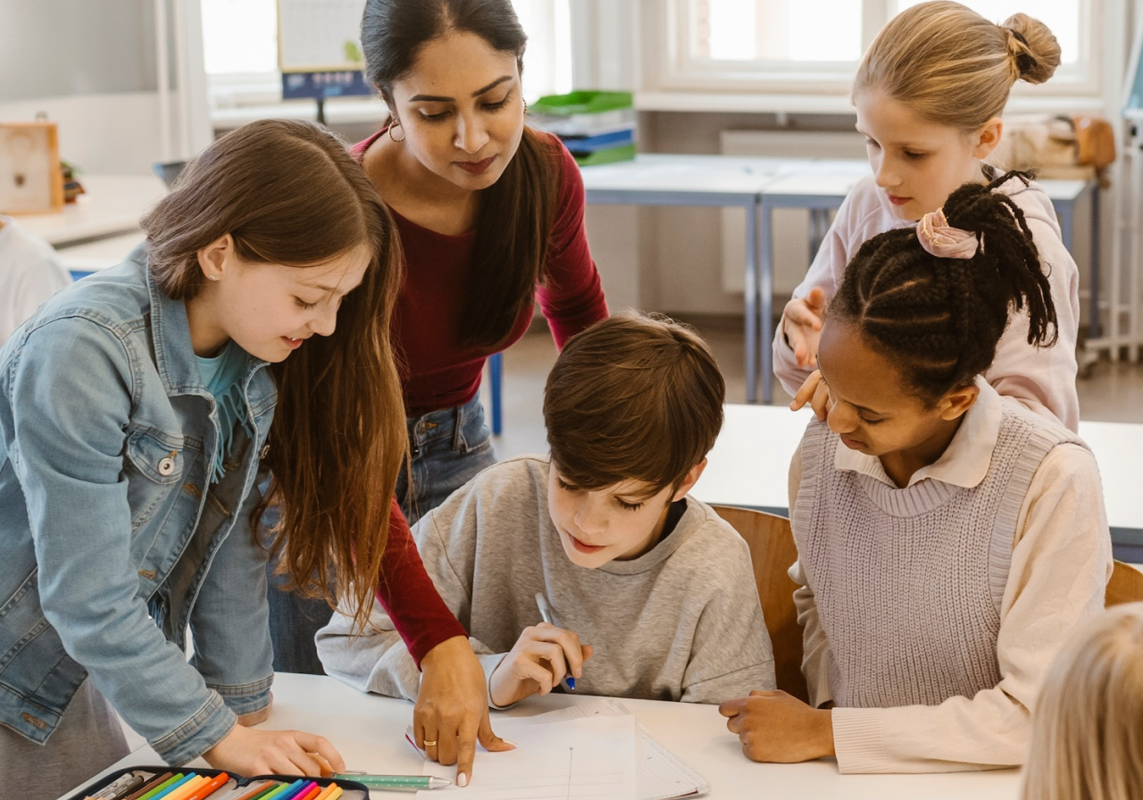 Lehrkraft und Schüler