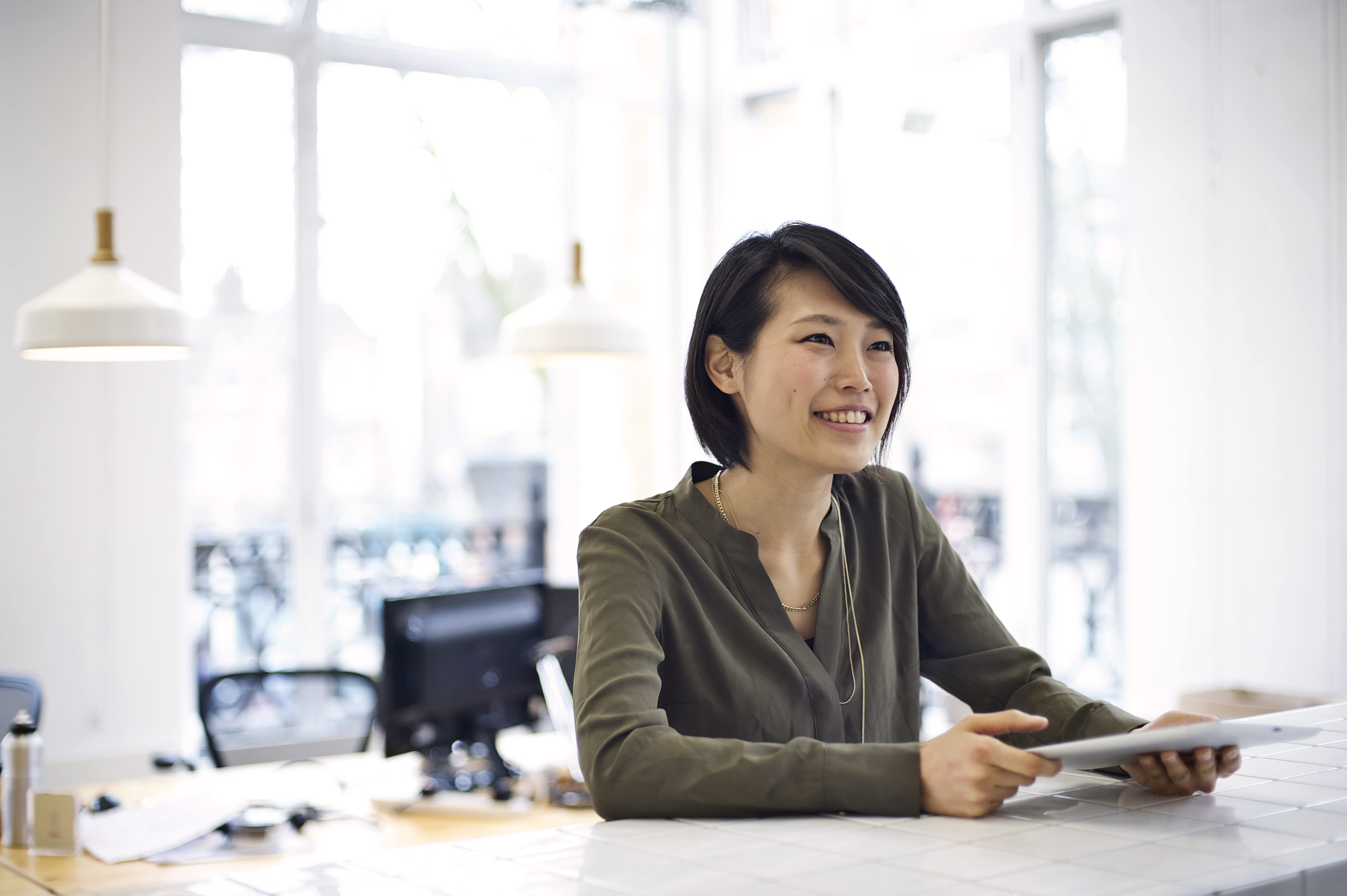 受付でチェックインしているゲスト