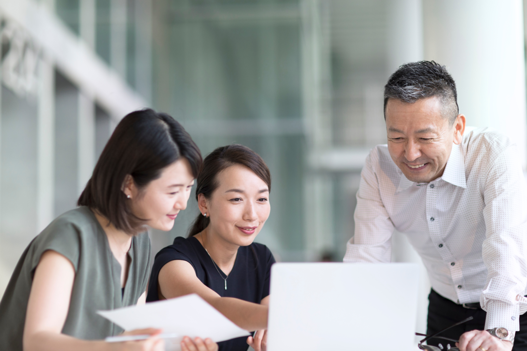 タブレットを操作する担当者