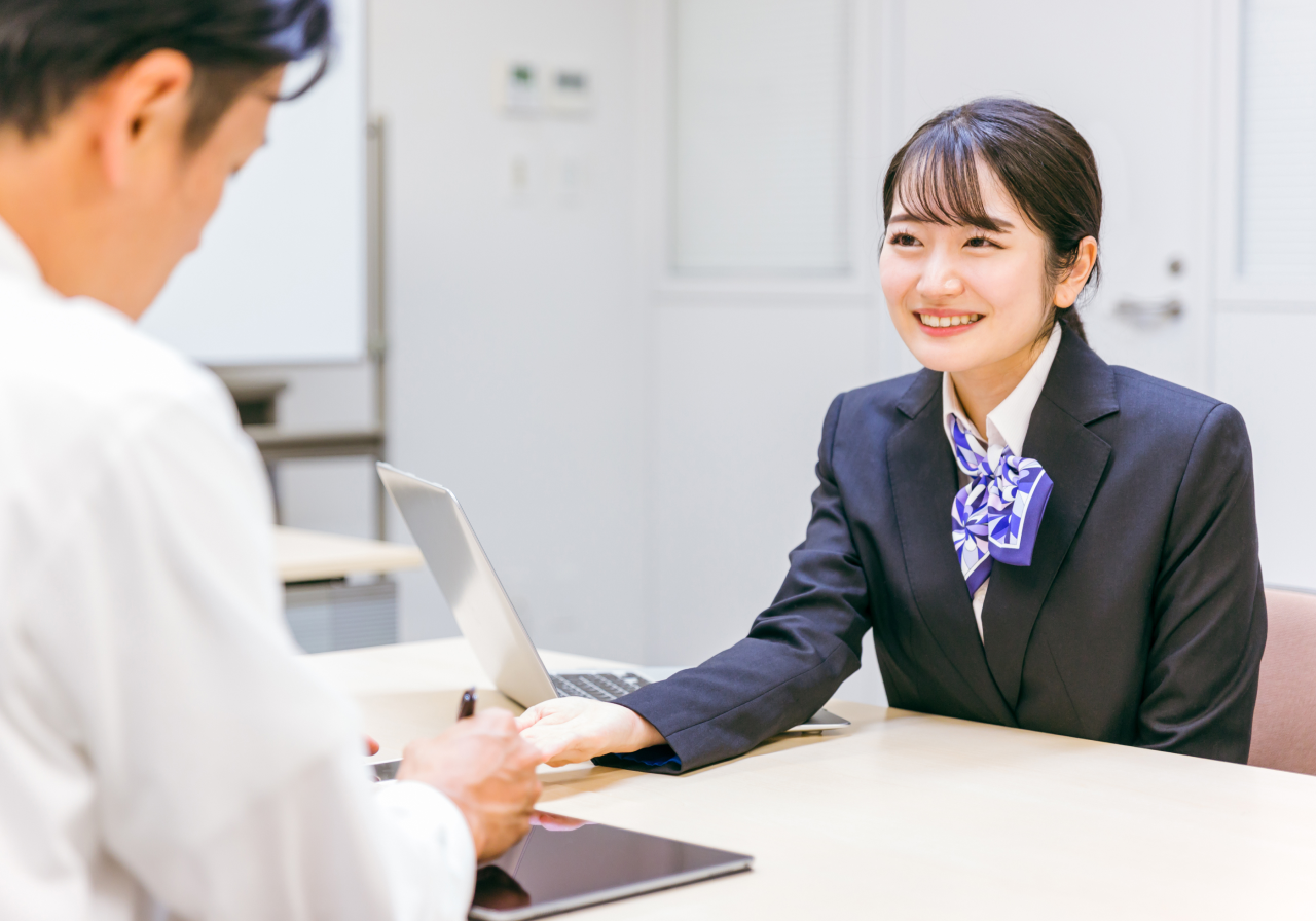 顧客と会話している金融サービスの担当者