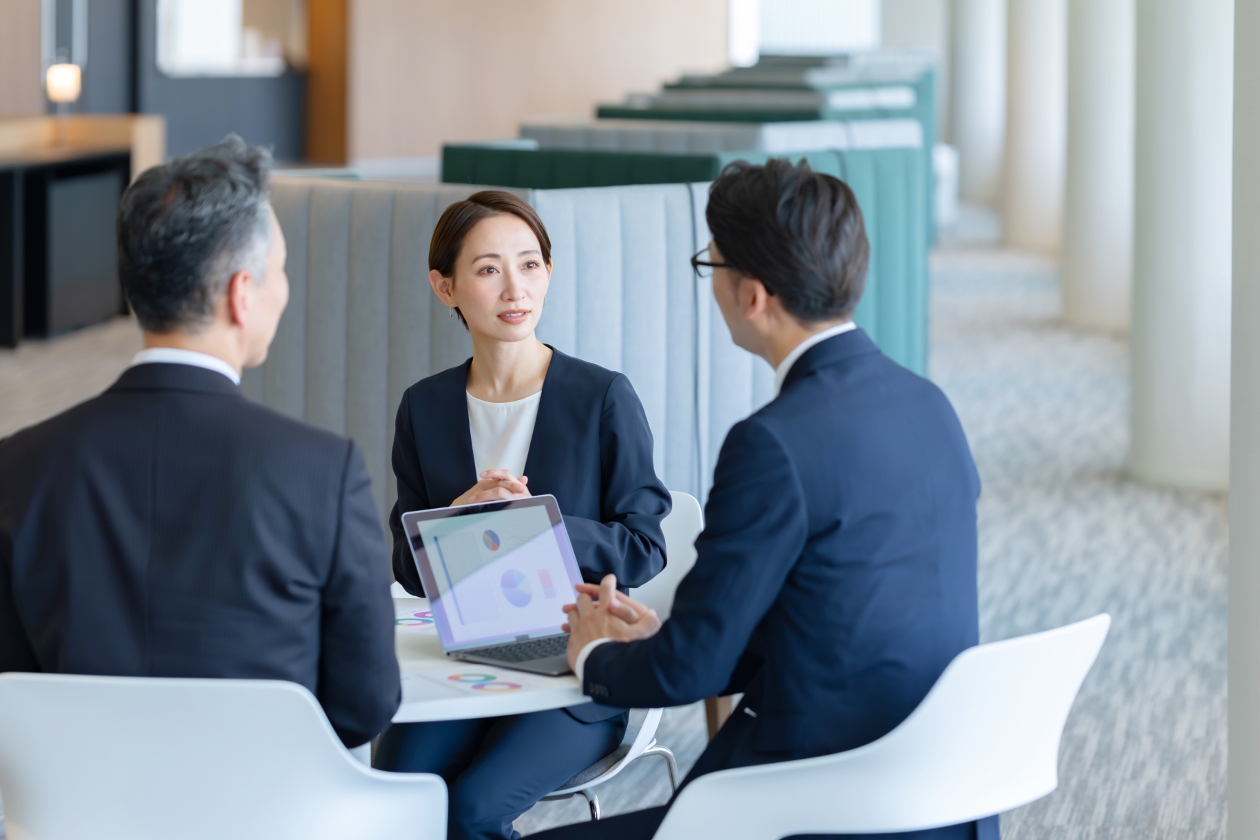 会議中の金融担当者