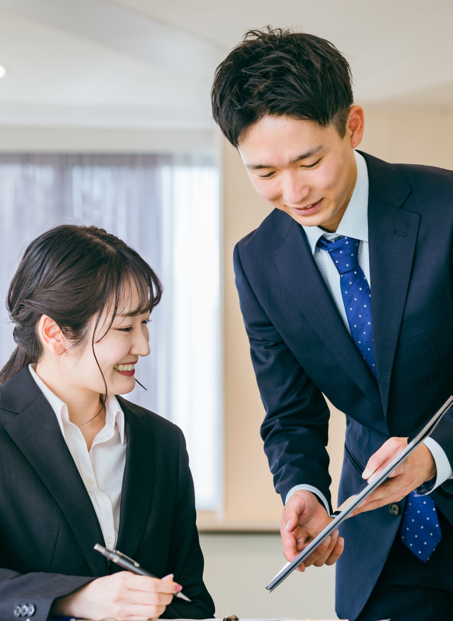 会議中の金融担当者