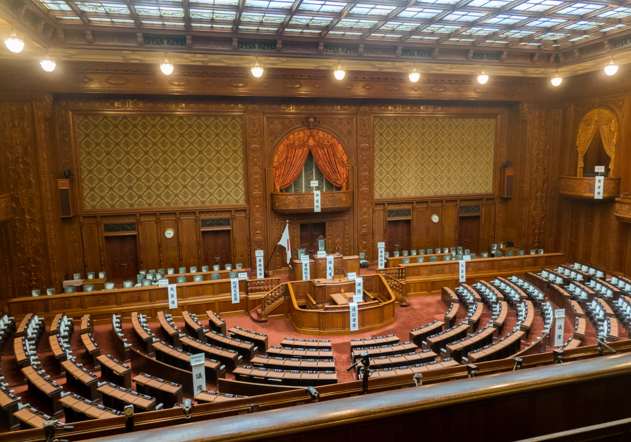 会議中の政府職員