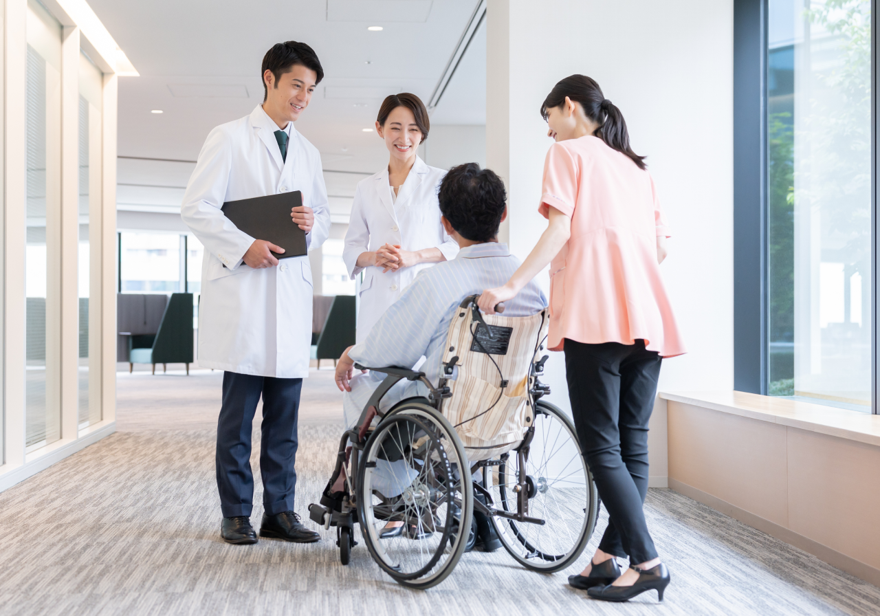 医者の診察を受ける子供