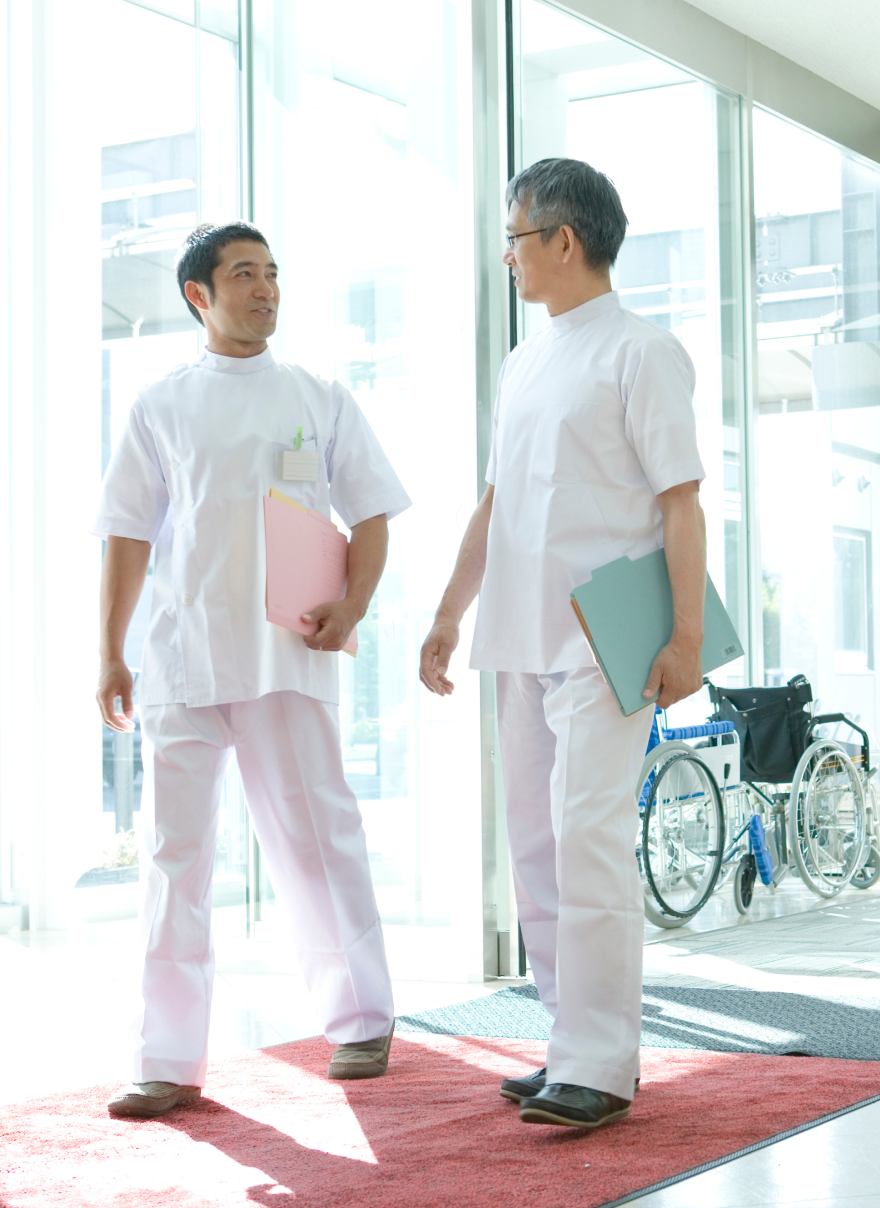 薬を見ている薬剤師