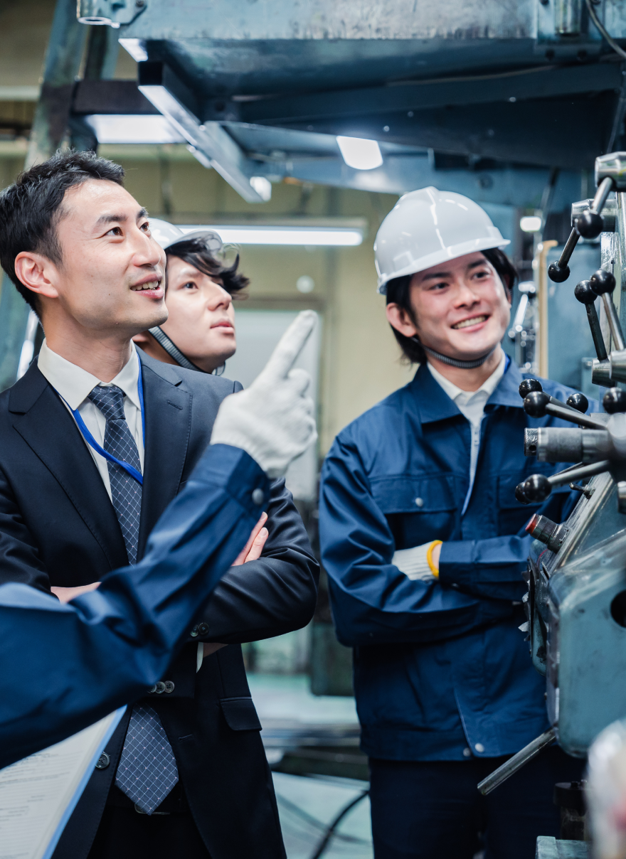 会話する製造業の労働者たち