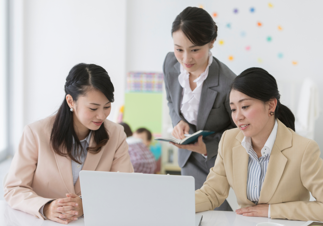 話し合いをする非営利団体のスタッフ