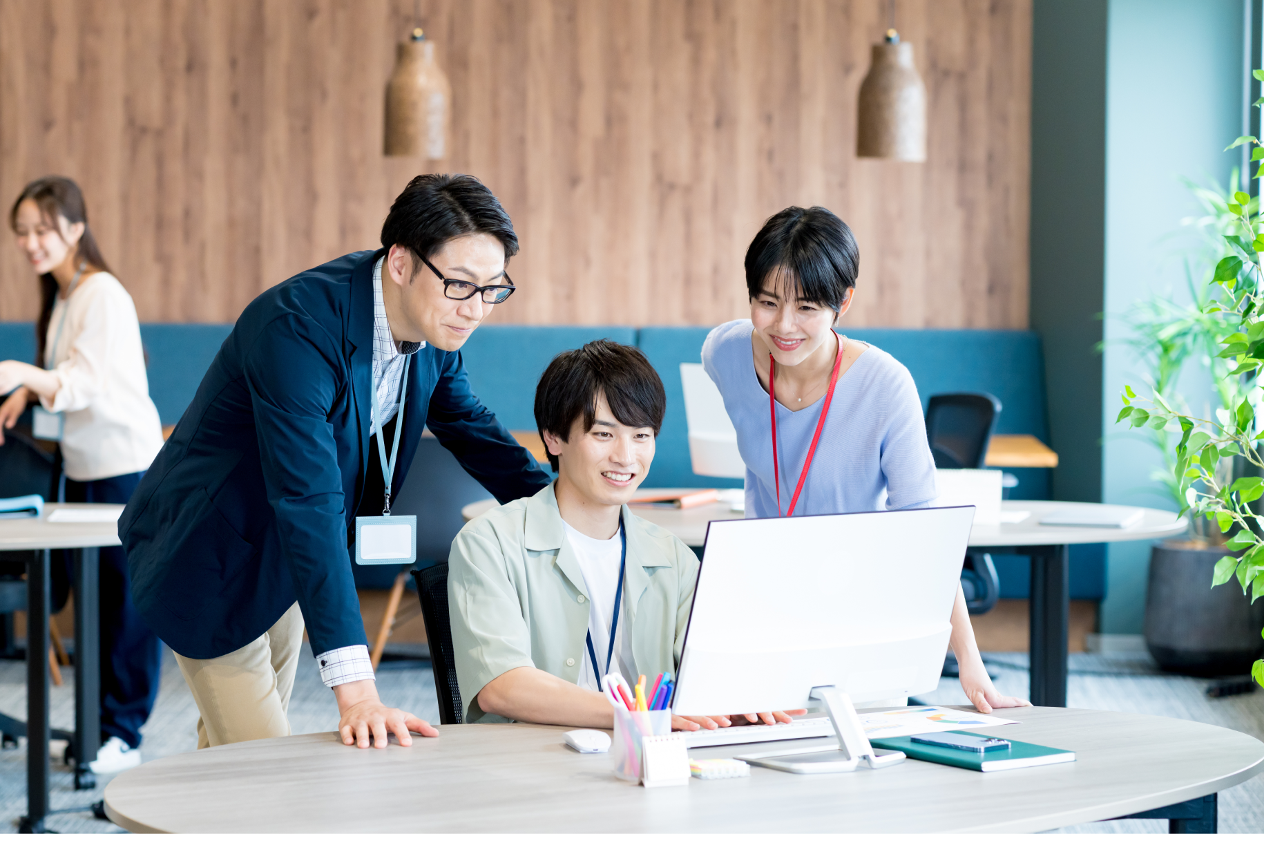 話し合いをする非営利団体のスタッフ