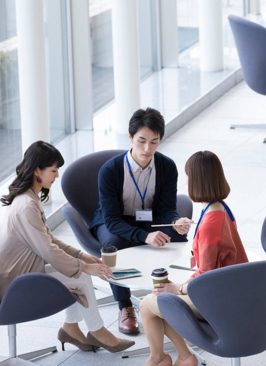 笑顔の非営利団体のスタッフ