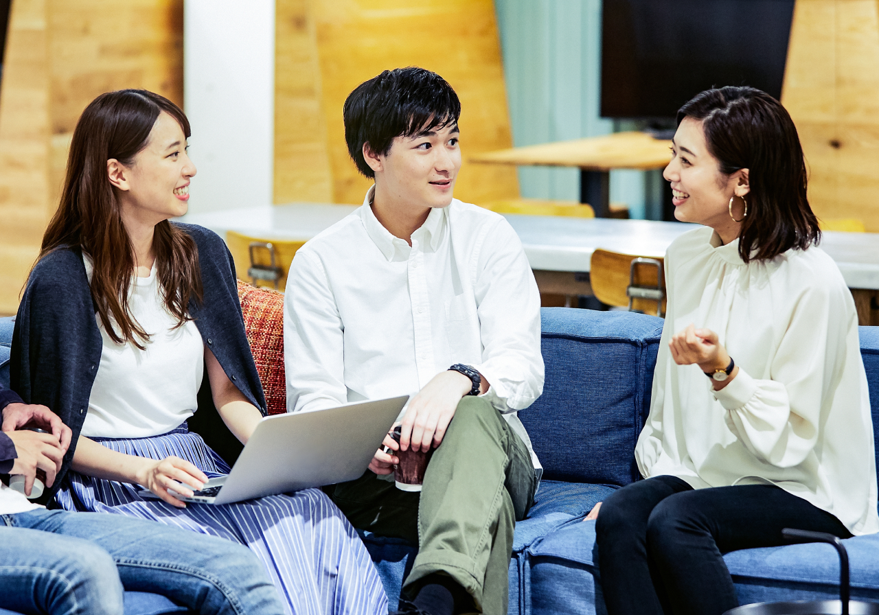 ノートパソコンで作業するスモールビジネスのオーナー